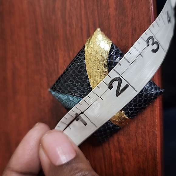 Elegant Black and Gold Men's Accessory - Picture 2 of 3